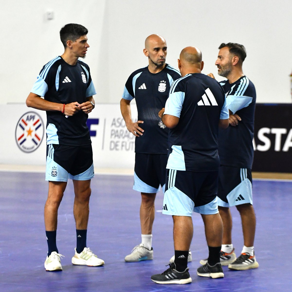 Argentina's tweet image. #Futsal Las Selecciones #Sub20 y #Mayor comienzan su preparación para la final de la 🏆#LigaEvolución.

Mañana arrancan los entrenamientos los dirigidos por Damián Stazzone.

📰 t.ly/pMkKc