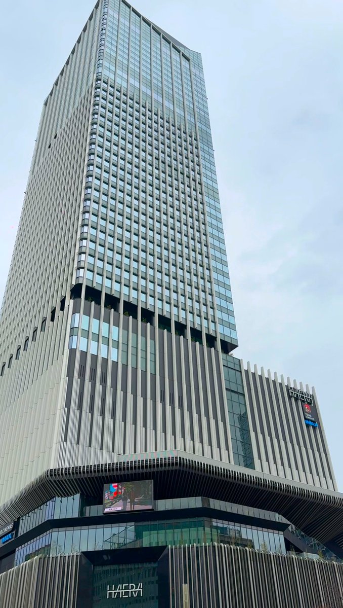 名古屋栄の高層ビルに高級ホテル「コンラッド名古屋」が7月31日に開業します！ヒルトン最高級ブランドで、日本での展開は東京、大阪に続く3件目🌟

・地上31階～40階
・客室170
・最上階にはルーフトップバーも
・スパやジム、屋外プールも完備