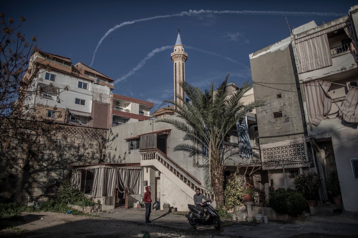 Israel sigue bombardeando el sur del Líbano, incluyendo Tiro y puentes estratégicos para aislar la región. 

Nabatieh está desierta, las ambulancias corren por los heridos mientras los ataques continúan. +1 millón desplazados, más de 1 000 muertos.

Fotos: Bruno Thevenin
