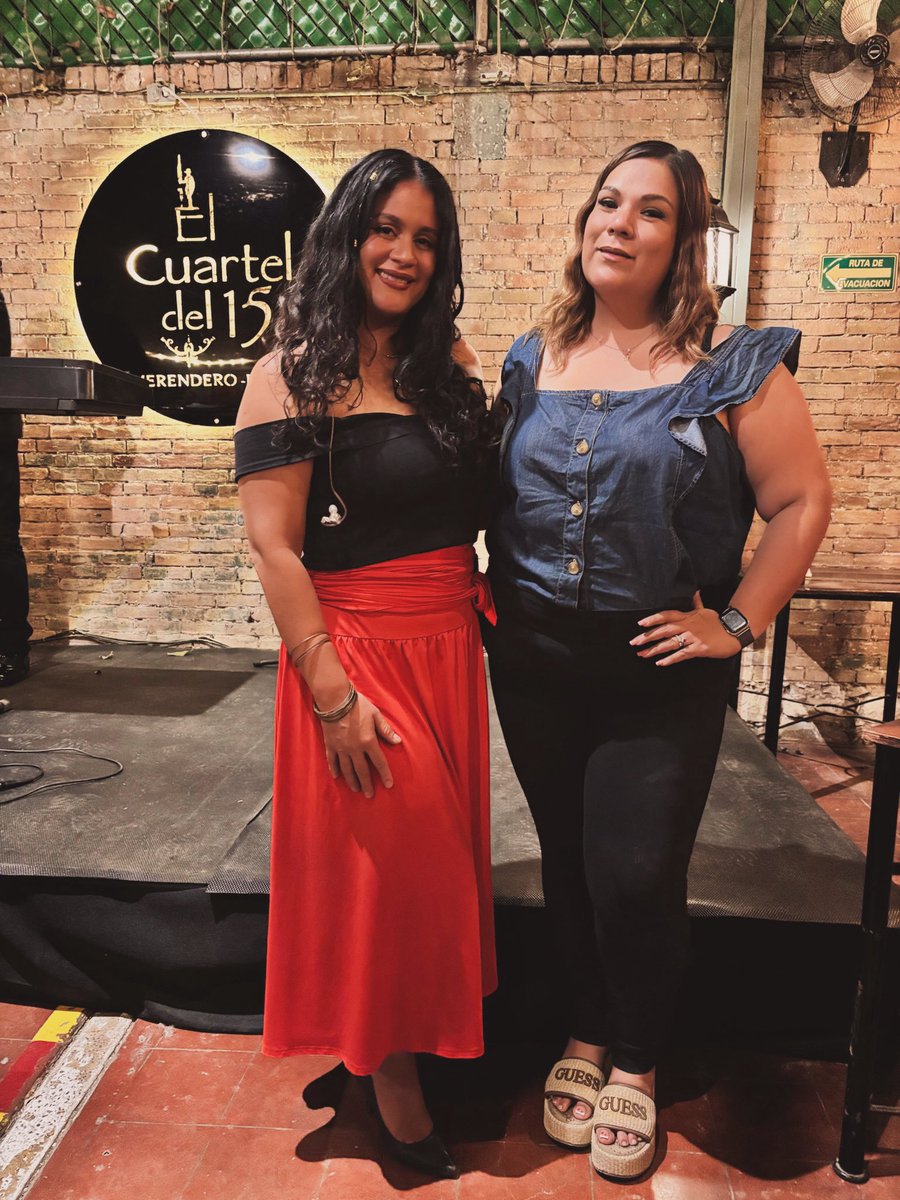 SoyKarenOficial's tweet photo. Yo me entero de todo gracias a Edna Juárez, mi periodista favorita, fue un honor tenerla en mi concierto de El Cuartel del 15… gracias por acompañarme, fue muy lindo cantarte a ti y a tu linda familia 🎶🫶🏼
@reporteralagunera #reportera #ednajuarez #torreon https://t.co/GFMavpTEvA