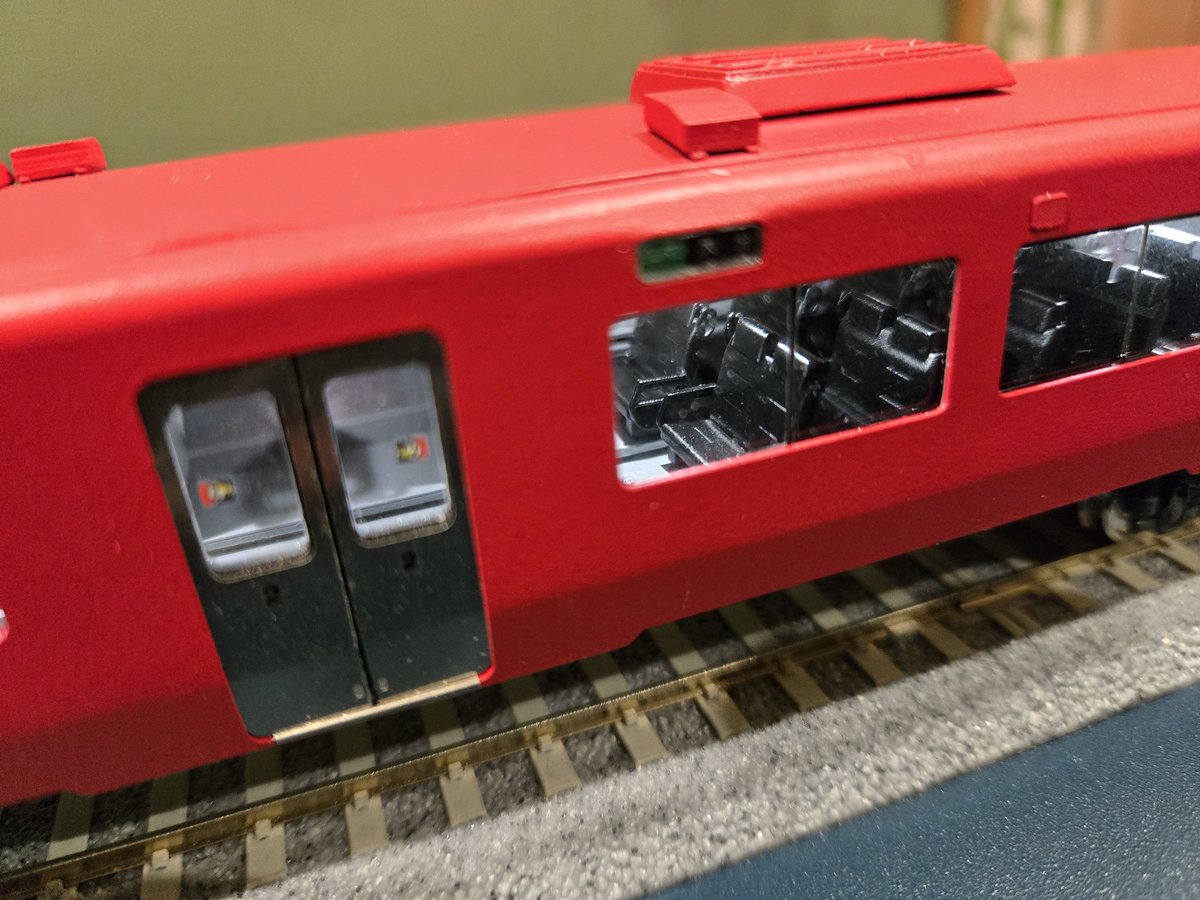 jbugauga's tweet photo. キハ200製作記その5
座席の組み込みました。座席を等間隔に並べるため鉄道ファンの形式図を縮小印刷して並べて木工品ボンドで貼り付けました。16番の座席は逆さ向きで組み込まざる得ないのでしっかり固定してます。室内灯を点けると凄く目立つので凝って良かったです

#キハ200　#パーミル　#permil https://t.co/dS6EzIvMz2