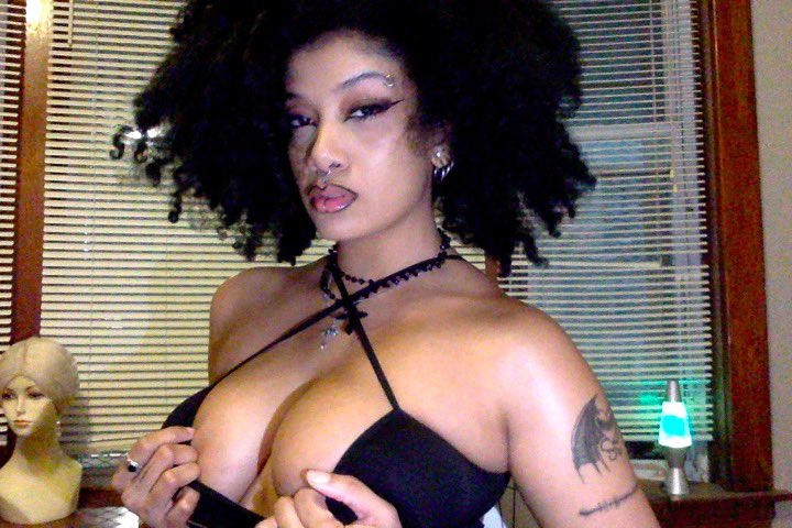 notmarcelines's tweet photo. miss my slutty MacBook pic era https://t.co/QHbiOJhwxZ