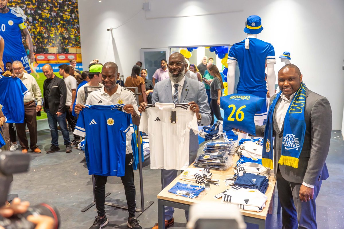 Dinsdag heeft in winkelcentrum Sambil op #Curaçao de officiële opening plaatsgevonden van de FFK-fanstore, waar de officiële voetbalshirts, broeken en andere voetbalartikelen van het Curaçaose nationale voetbalteam worden verkocht. Een project van voetbalbond #FFK en #Corendon