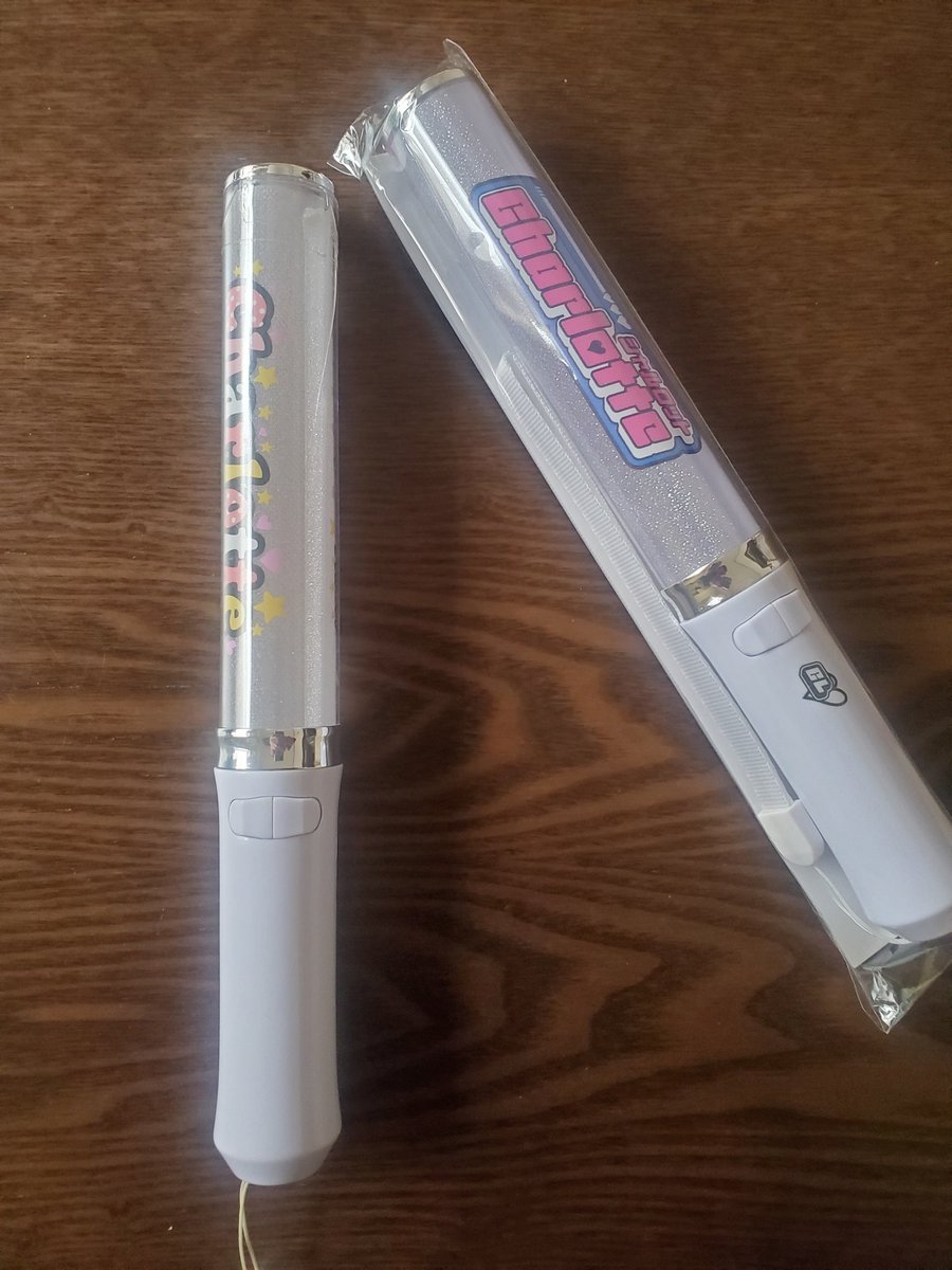 シャルロットの昨晩のライブが楽しすぎたので、退職後も応援続行です。
新しいサイリウム(右側。帰りに購入)は新メンバーの色もあるとのことで、これからもフリフリしますよ☺️

#シャルメイト