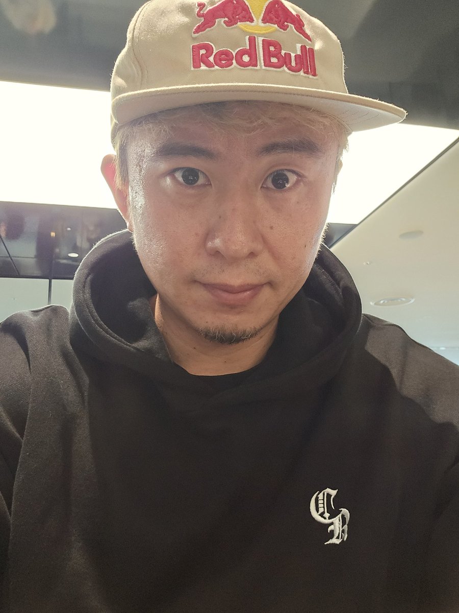 katitagaribon's tweet photo. EWC予選のDREAM HACKに参加するためイギリスはバーミンガムへ!SFL終わってからもオフっていうオフはなかったけどその分動きも鈍くならないで済んだのでまぁまぁコンディションは良さそう!今年も積極的に大会は攻めていくので応援よろしくー!!行ってきます!
#DREAMHACKBH https://t.co/dBRws7QsjD