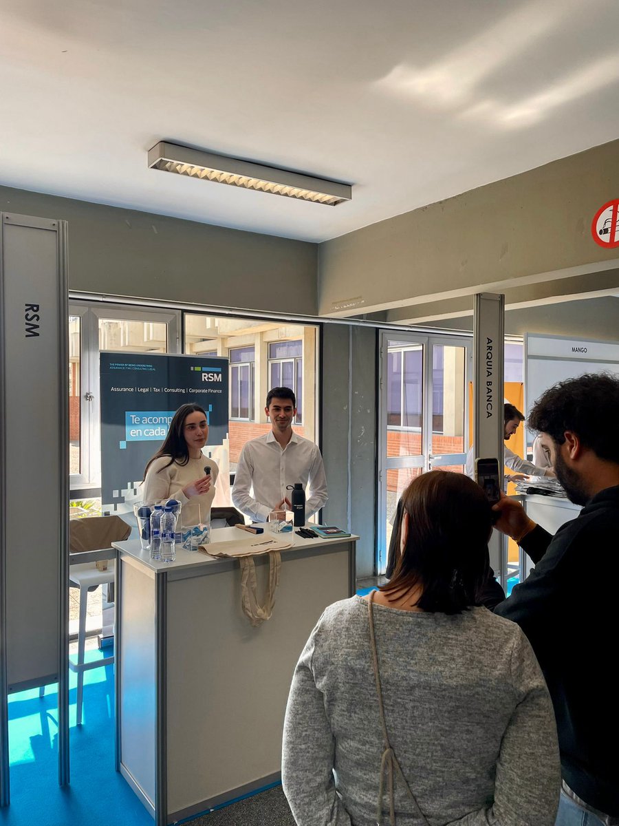 RSM_es's tweet image. 🙋🏼‍♂️#RSMTeam🙋🏻‍ 
Sandra Pujol y Emma Creixell, del equipo de #PeopleAndCulture, junto con Joel Moroño, del área de #Consulting, estuvieron presentes en el #ForodeEmpleo de la Universitat de Barcelona. 
Una jornada para compartir, escuchar y acercarnos a las nuevas generaciones.