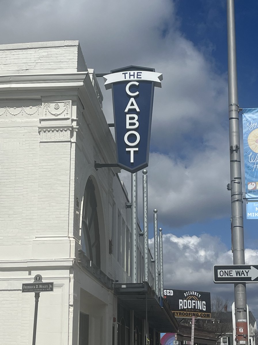 plisder's tweet photo. I’m speechless. Why did they ruin the iconic Cabot Theater sign? #beverlyMA #neon https://t.co/JgBfljUXCW