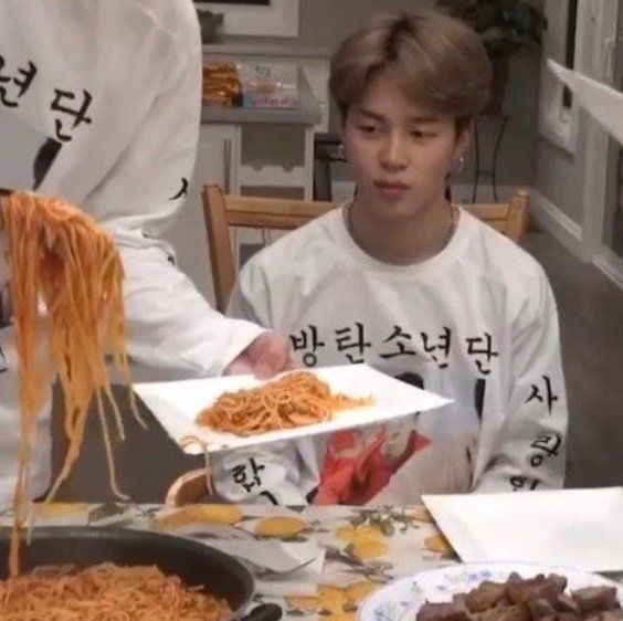 vlue 🐋 tae diciendo unusual en 'NORMAL' tweet media