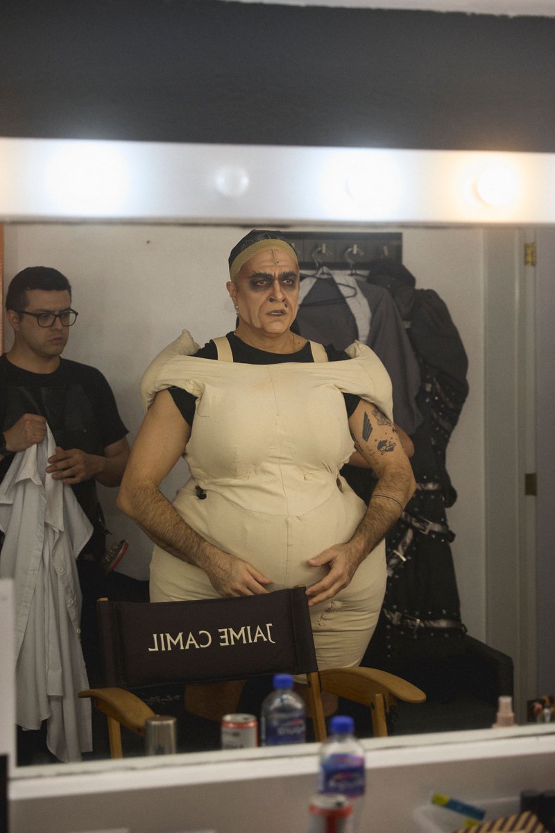 GilbertoBrenis's tweet photo. Para lograr la magia que exige interpretar a #Tronchatoro en #MatildaElMusical, #JaimeCamil se enfrenta a un proceso de caracterización que dura alrededor de una hora y un vestuario que pesa 35 kilos. https://t.co/8dvhyh7mvz