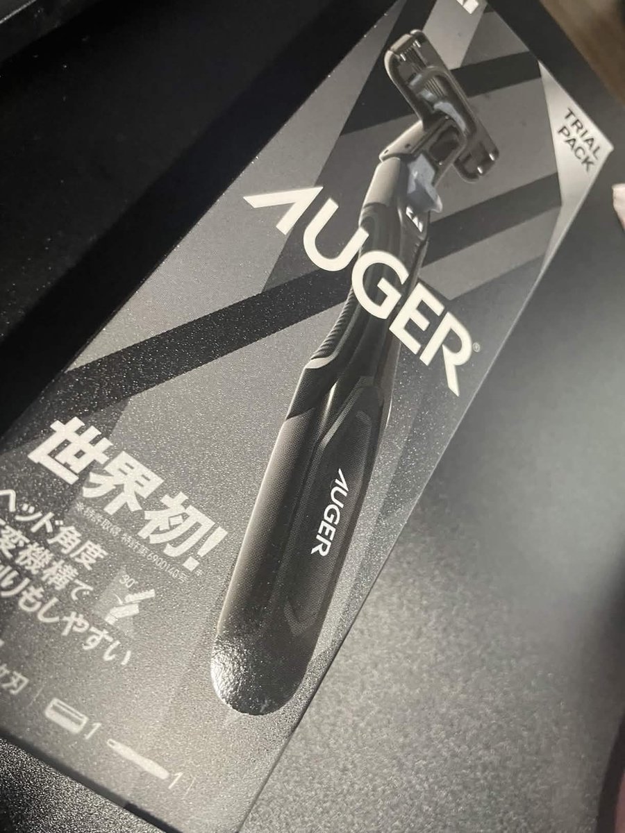 CHOCOCHIch's tweet image. 貝印さんのブランド「AUGER」がSCOP出稿ブランドになった！！
男女兼用で使えるからみんなもこれで毛を剃ろう！
私も使ってみたんだけど剃刀に負けて肌が傷つくこともあったけどすごいよく切れるのに肌は傷つかないっ
感激したっ！！みんなも使って感動分ちあお～？
#PR #AUGER #KAI