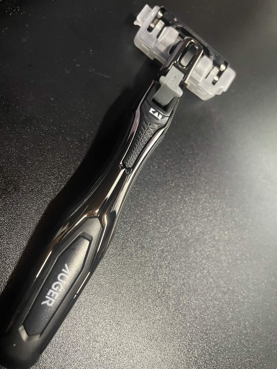 CHOCOCHIch's tweet image. 貝印さんのブランド「AUGER」がSCOP出稿ブランドになった！！
男女兼用で使えるからみんなもこれで毛を剃ろう！
私も使ってみたんだけど剃刀に負けて肌が傷つくこともあったけどすごいよく切れるのに肌は傷つかないっ
感激したっ！！みんなも使って感動分ちあお～？
#PR #AUGER #KAI