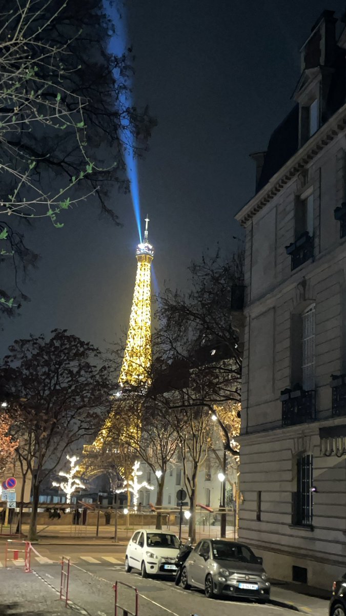 Bossi33R's tweet photo. Parisss https://t.co/BgJELEkXH9