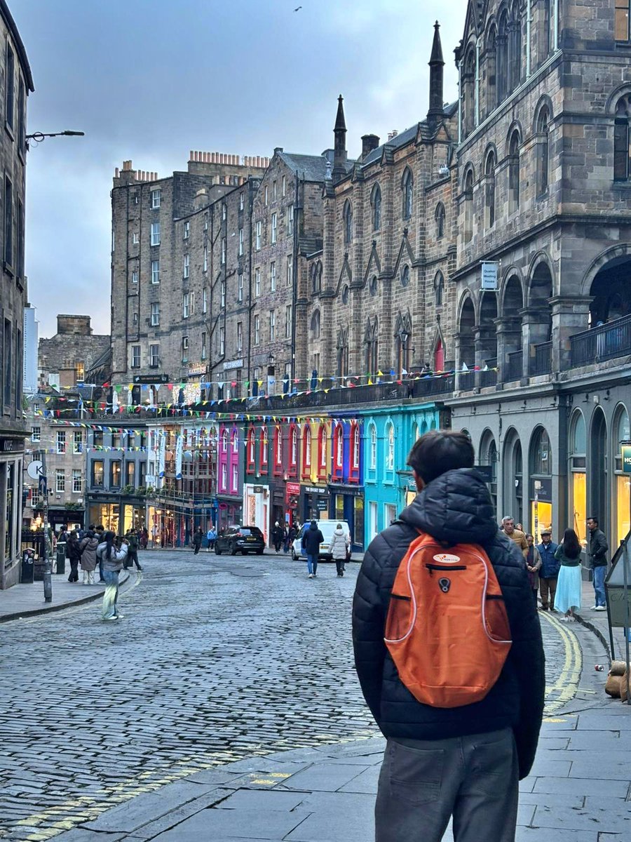 viagemavista's tweet image. A mochila em Edimburgo.🎒 Na icónica Victoria Street, coração da Old Town, famosa pela forma curva, fachadas coloridas e a sua arquitetura pitoresca.😍 Obrigado pela foto Exmo!❤️ #Edimburgo 😎 #Escócia 🏴󠁧󠁢󠁳󠁣󠁴󠁿 🇵🇹 #ViagemàVista🧳#ViagemàVistaPeloMundo ✈️ viagemavista.pt