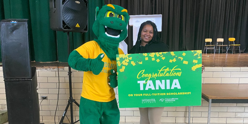 McDanielCollege's tweet photo. Congratulations to the recipients of this year's full-tuition McDaniel-CollegeBound Scholarships! Representatives from McDaniel, @baltcityschools, &amp; @collegeboundfnd surprised the students at their schools with the news. 💚💛
https://t.co/DcIJmKGNid #McDaniel30 https://t.co/tS23WqimvN