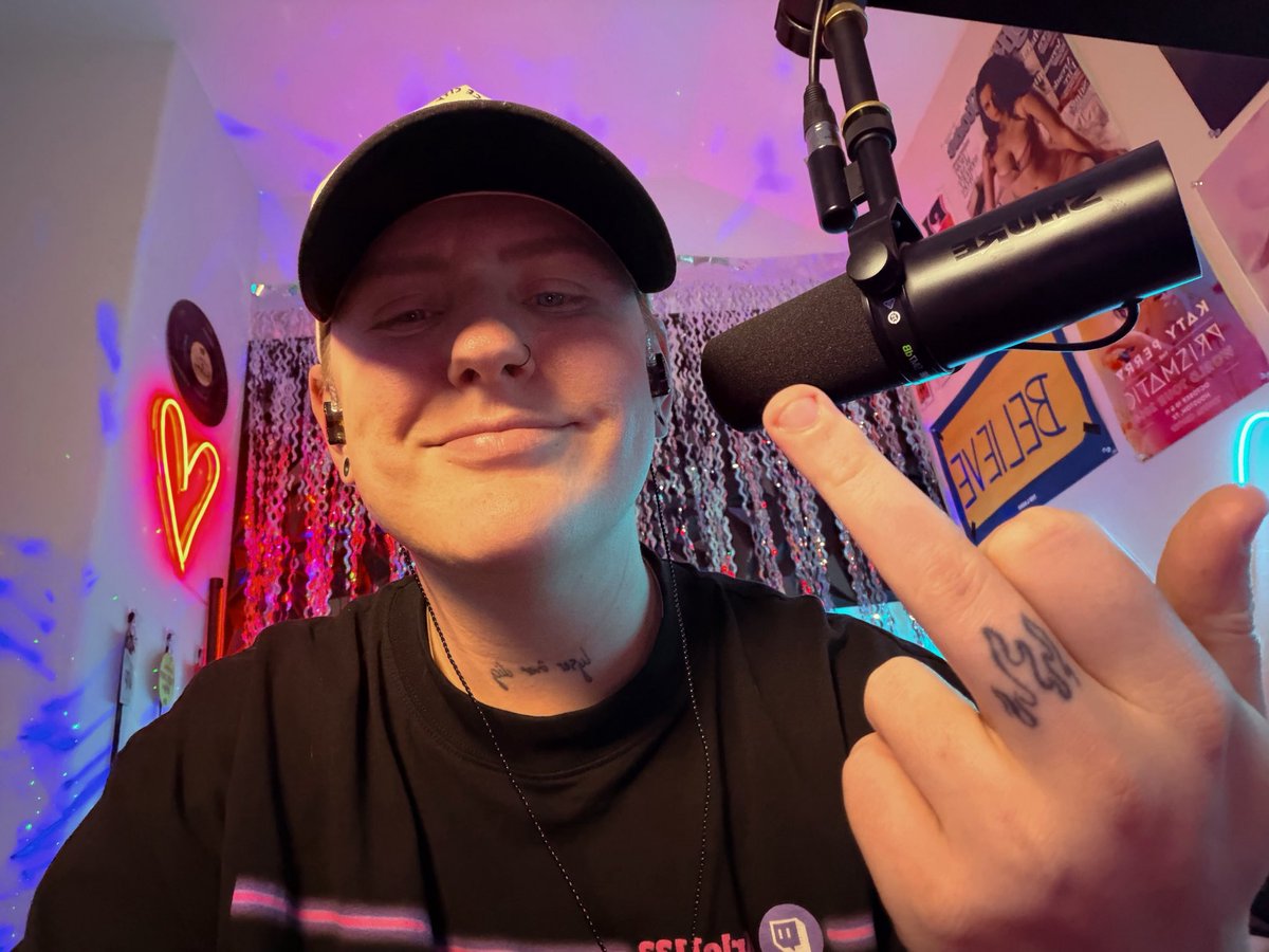 LIVE ON TWITCH! twitch.tv/arlo1133