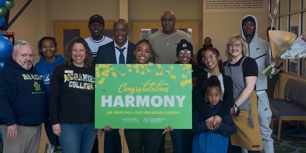 McDanielCollege's tweet photo. Congratulations to the recipients of this year's full-tuition McDaniel-CollegeBound Scholarships! Representatives from McDaniel, @baltcityschools, &amp; @collegeboundfnd surprised the students at their schools with the news. 💚💛
https://t.co/DcIJmKGNid #McDaniel30 https://t.co/tS23WqimvN