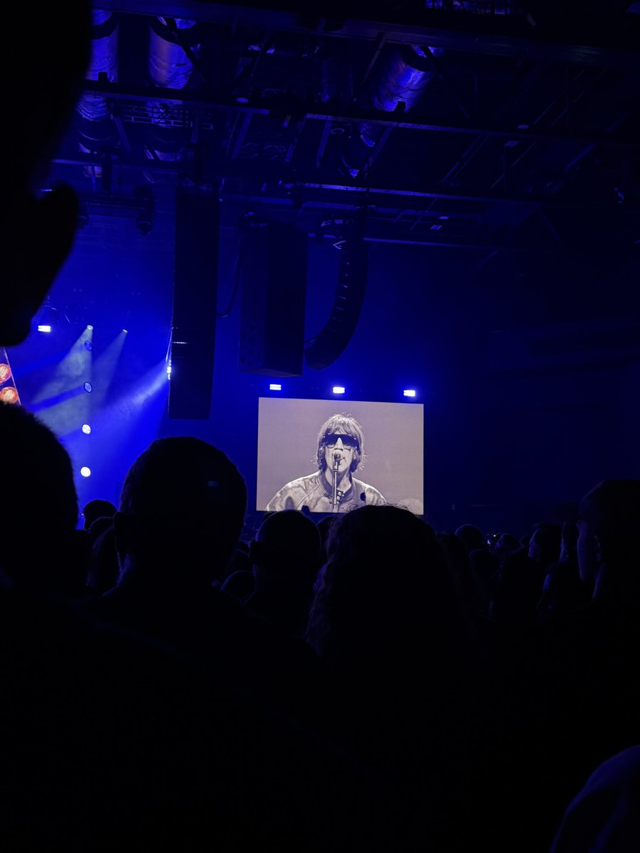 bobbyo83's tweet photo. Richard Ashcroft is cooler than Liam Gallagher https://t.co/P4eWlH1h7z