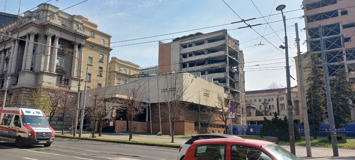 NadiaCavalera's tweet photo. Il 24 marzo 1999 Usa Nato bombardo' Belgrado (con la complicità assurda anche del governo italiano), dopo aver destabilizzato la Jugoslavia con i soliti metodi replicati  poi in Ucraina. Ma i Serbi non dimenticano e alcune macerie sono custodite su via  Kneza Milosa https://t.co/uCqMiBwCQq