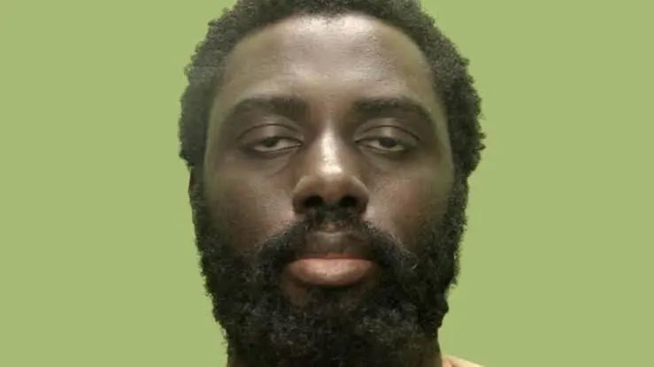 【イギリスの事件】

写真の彼はアフリカ系移民のカロカン君
↓
彼は重度の統合失調症です
↓
精神科病棟に入院しては退院を繰り返します
↓
医師からいつか誰かを殺す可能性があると警告されます
↓
しかし強制入院は「人種差別的 (レイシスト)」なので放置します
↓