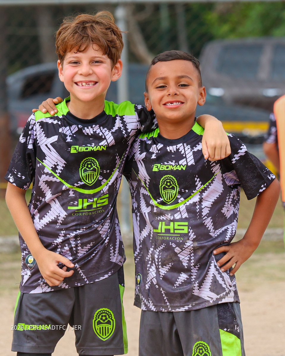 Cantera_DTFC's tweet photo. | #S9B | #EntrenamientoAurinegro | 😎 Con la mejor disposición, entre risas y diversión, formamos a nuestros pequeños canteranos como los mejores futbolistas aurinegros del futuro 🤩
#VamosTáchira💛🖤 https://t.co/G2tPT8t0kY