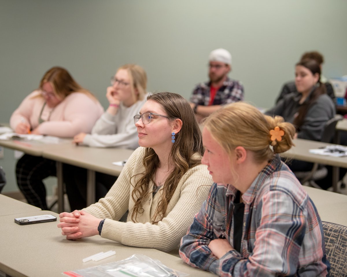 ouzanesville's tweet image. Not sure what to major in? That’s okay.

At OHIO’s regional campuses, alternate degree pathways and meta-majors let you explore your interests while staying on track academically.

Start exploring your options: ohio.edu/zanesville/aca…

#OHIOZanesville #MetaMajors #ExploreYourPath