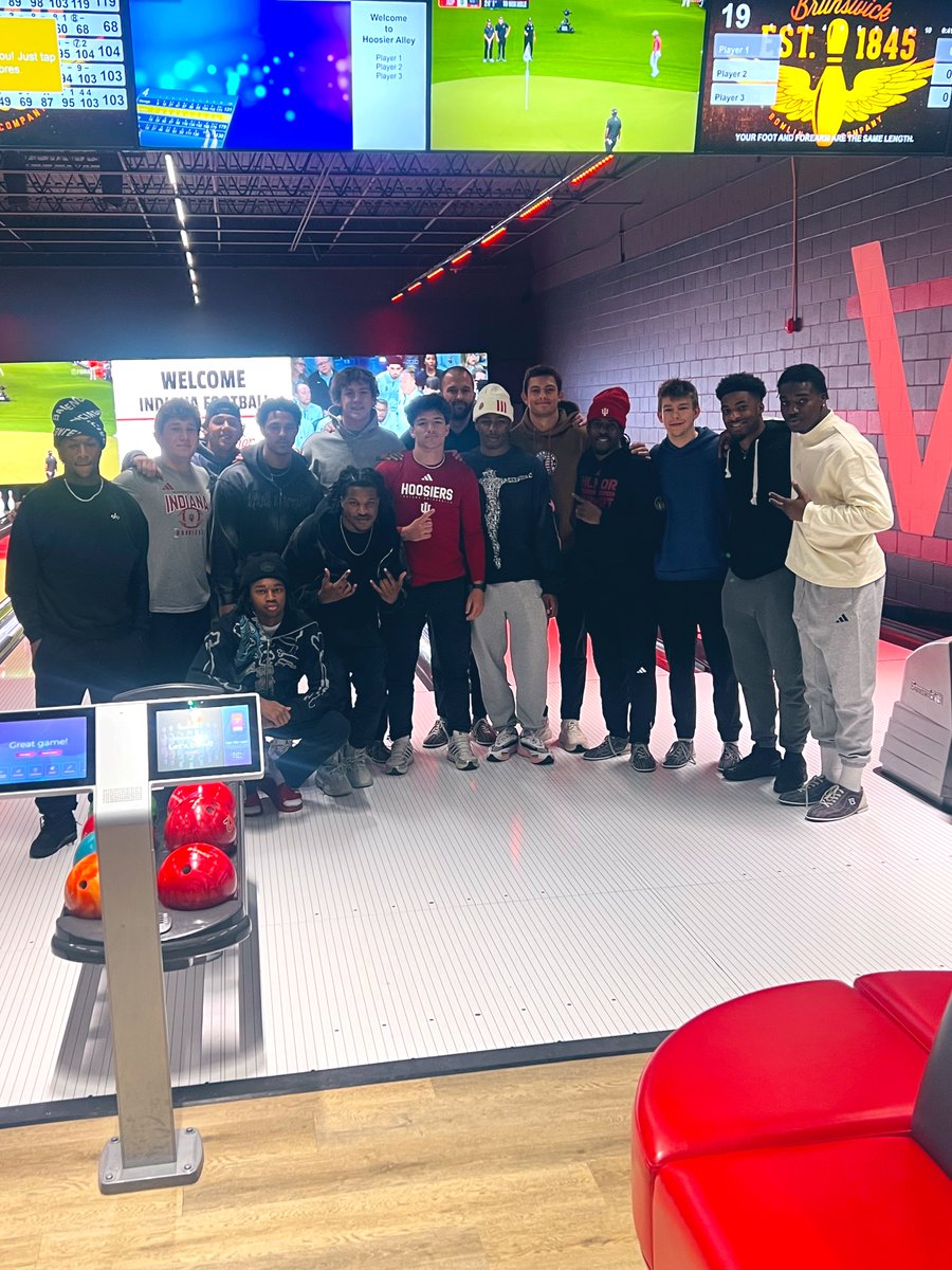 Relationships in this game are more important than ever. This is a special room and the best brotherhood in the entire country! Led by the 🐐 <a href="/CoachShanahan_/">Mike Shanahan</a> 
<a href="/IndianaFootball/">Indiana Football</a>  #SlideOuts #GoIU