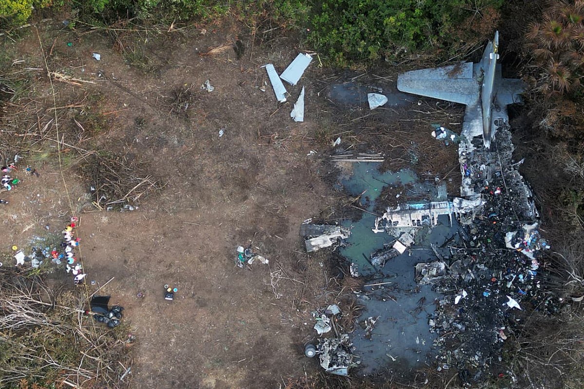 ELTIEMPO's tweet photo. 🔴Así quedó el avión Hércules que cayó en Puerto Leguízamo, Putumayo. Una tragedia que hasta el momento deja 69 militares muertos. 

📷: @juanfotosadn https://t.co/Vm7LWjmG52