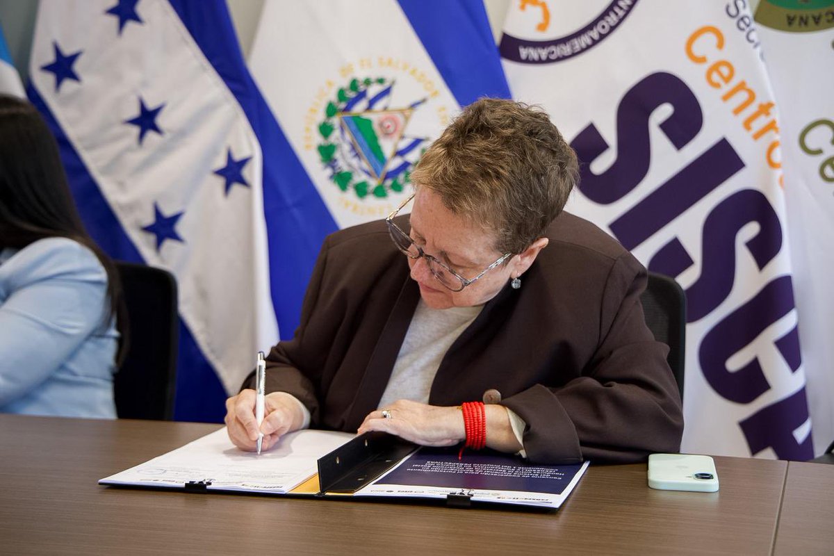 Sedesol_hn's tweet photo. La ministra Fátima Juárez, junto a las viceministras Fanny Mejía y Eva López, participaron en la firma de un convenio con PERSPECTIVAS, Swisscontact, KfW y SISCA para fortalecer la reintegración de migrantes retornados en Honduras. 🇭🇳🤝🏼 https://t.co/wv2Ambo4DG