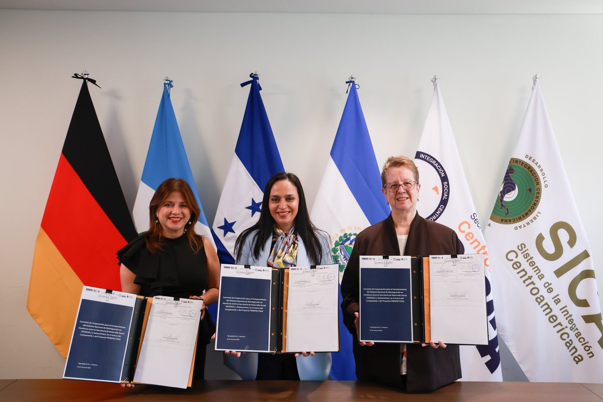 Sedesol_hn's tweet photo. La ministra Fátima Juárez, junto a las viceministras Fanny Mejía y Eva López, participaron en la firma de un convenio con PERSPECTIVAS, Swisscontact, KfW y SISCA para fortalecer la reintegración de migrantes retornados en Honduras. 🇭🇳🤝🏼 https://t.co/wv2Ambo4DG