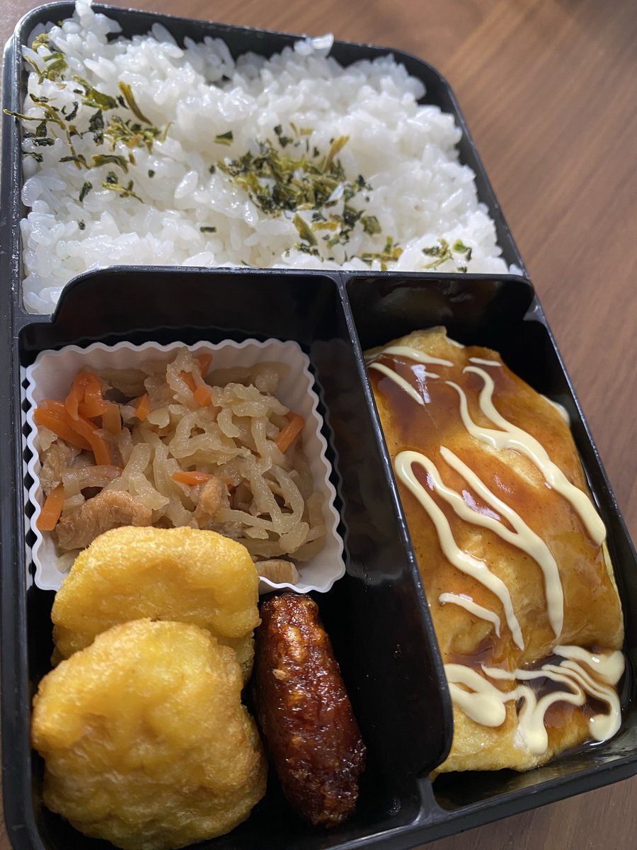 3/25
とんぺい焼き、切り干し大根煮、ナゲット、牛カルビ🍱

春休みの小2長男が自分の昼ごはんと、皆んなの夜ご飯を作ってくれるので随分楽です☺️
それにしても今時の春休み長いですね☘️ゲーム三昧にならないよう、外に連れ出しています⚽️

#旦那弁当 #お弁当作り楽しもう部