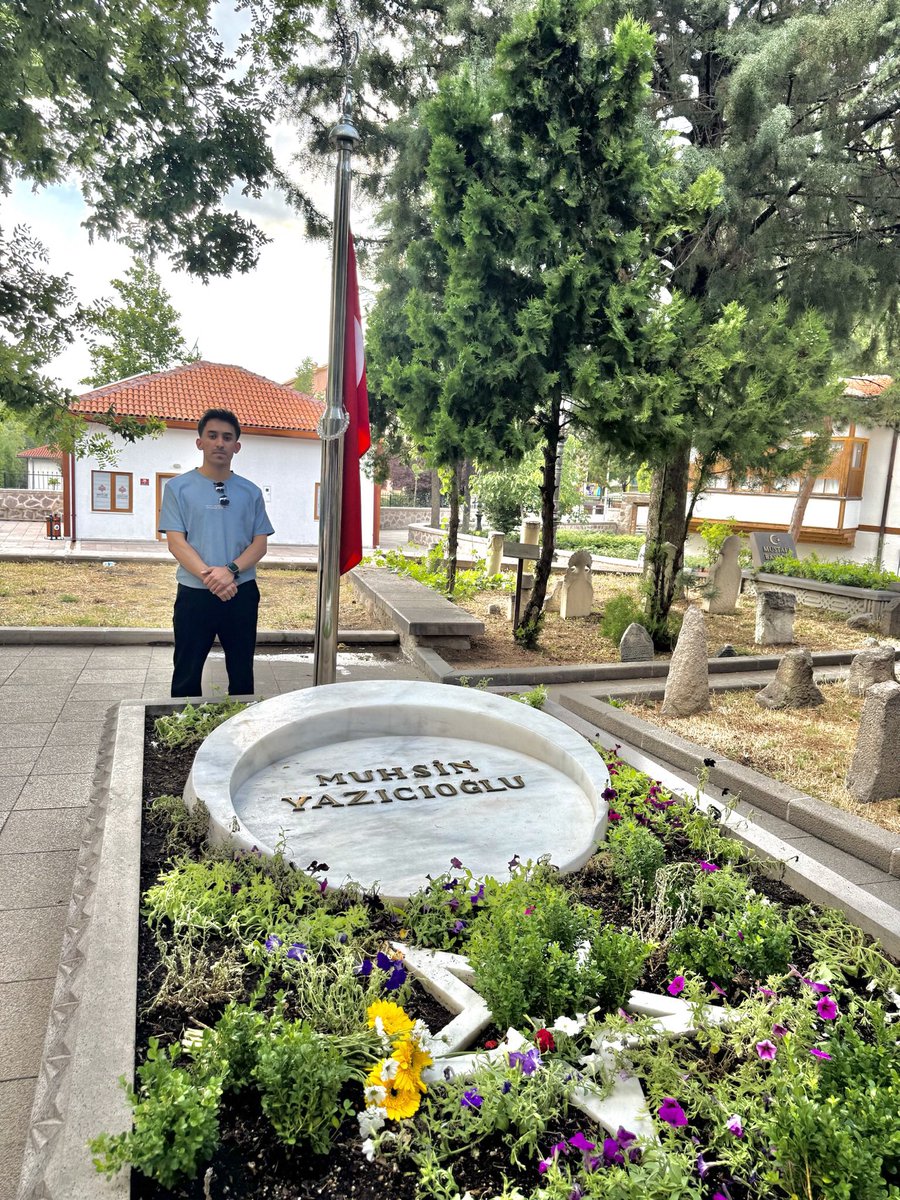 sefaakurun's tweet photo. “Mukaddes davalarda ölüm bile güzeldir .”

1954-♾️ 🇹🇷
Şehit Muhsin Yazıcıoğlu https://t.co/LN4lARYcPq