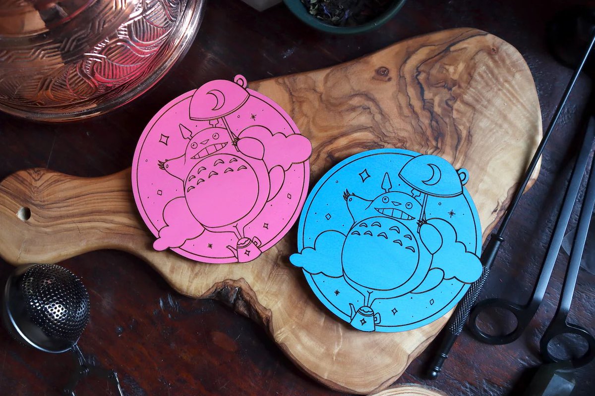 RiddleTeaShoppe's tweet photo. Let your imagination take flight with this magical coaster!✨

Featuring our favorite flying Totoro soaring through the night sky, this coaster will protect your table and make tea time magical!💖🩵

https://t.co/ZpkQbi72RN https://t.co/Cw2zEBbA2q