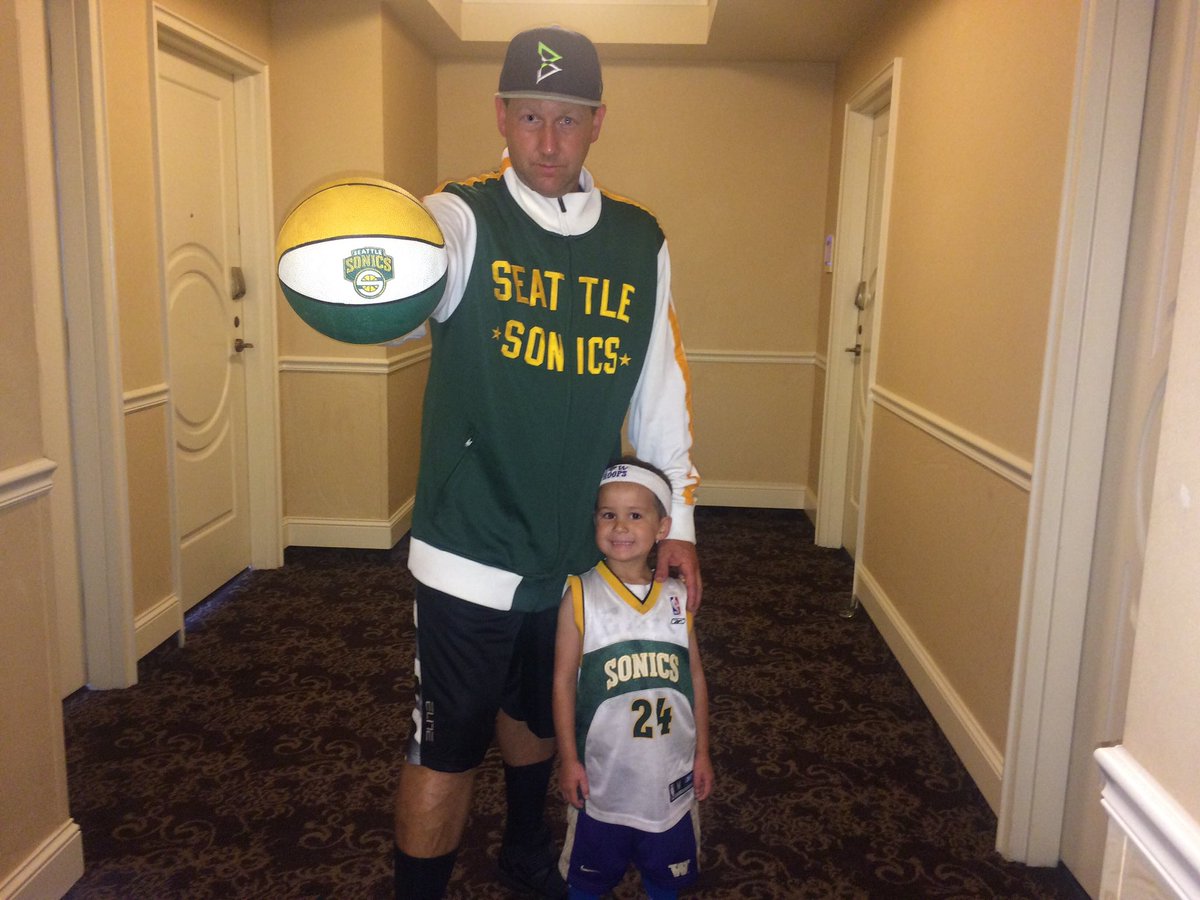 Chris Egan King-5 TV tweet media