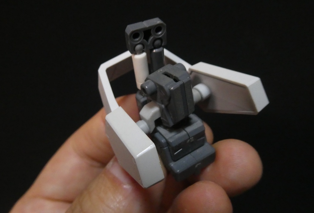 <a href="/prpr0201/">かずね</a> おはようございます。ご質問ありがとうございます。記憶があいまいだったので分解してみました。
画像のような形状の自作パーツを、穴をあけた足首のフレームに通して、2㎜軸で天秤のように動くようにしてるみたいです⚖️