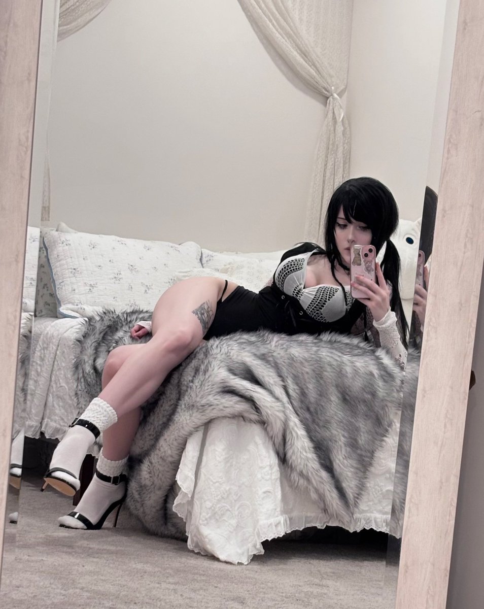 Ellie ☾ tweet media