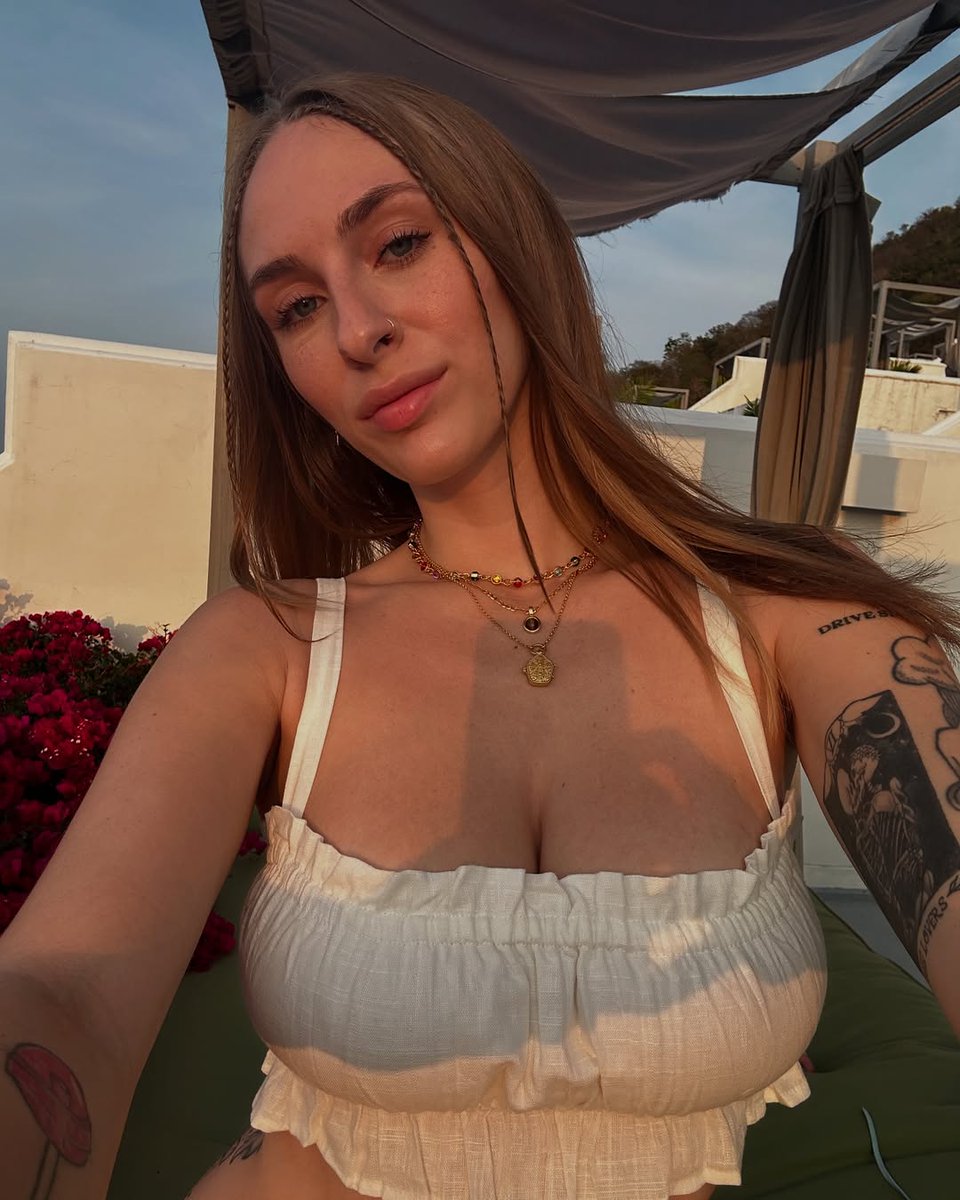 Angel Young 🔞 private chat tweet media