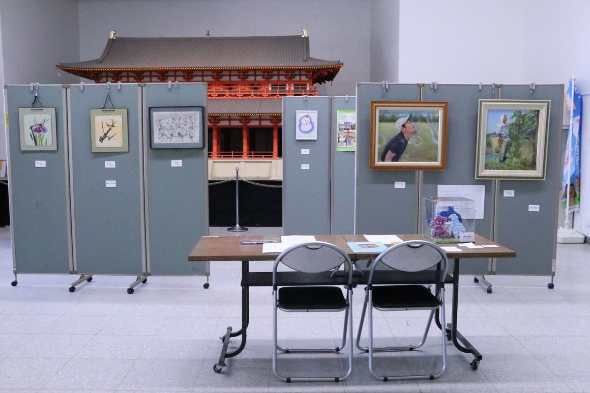 naracity_bunka's tweet photo. ＜開催中＞ 3/27(金)迄
◆なら・あーと・スペース◆🎨🖌

奈良市役所玄関ホールにて
「第2回吉田起久子ファミリー展」を開催中です。

ご家族四世代の皆様の絵画や工芸が並ぶ
アットホームな作品展です。

ご観覧は自由です。
ぜひお立ち寄りください！☺

#奈良　#絵画展 https://t.co/MW3MkOd6S3