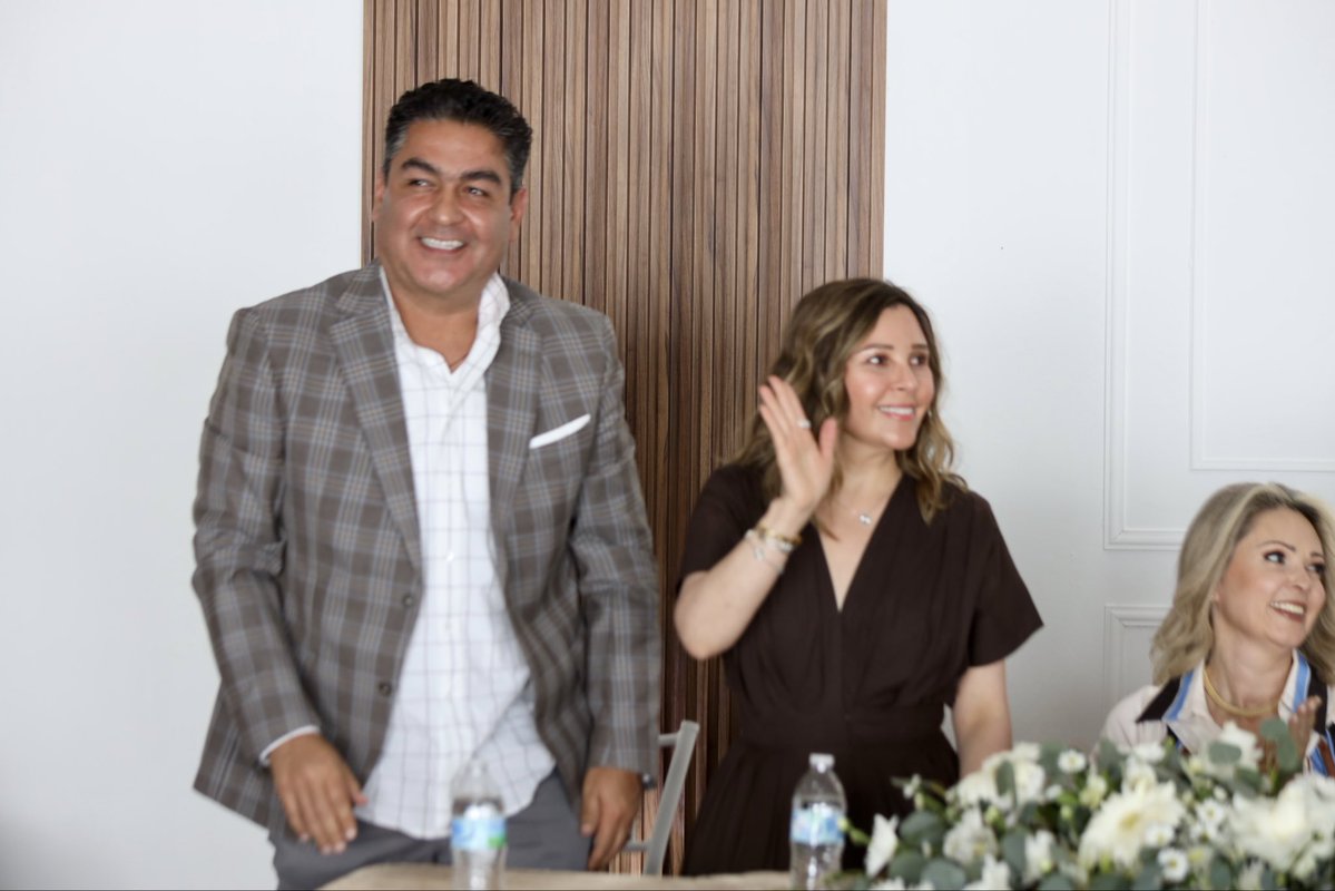 Gracias a nuestros amigos Rubén González y su esposa Rossana León, quienes fueron los padrinos de estas felices parejas, regalándoles un rico pastel y una muy especial comida. Este evento representa la consolidación de historias de amor 2/3