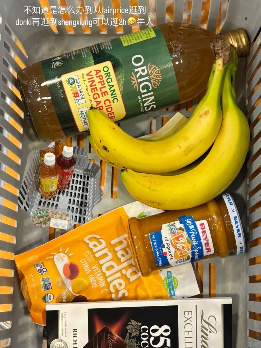 哈哈哈今天从FairPrice逛到Donki再杀到Sheng Siong，战果如下：苹果醋+香蕉+辣条+果酱+维生素糖+85%黑巧，逛2h终于避2h牛