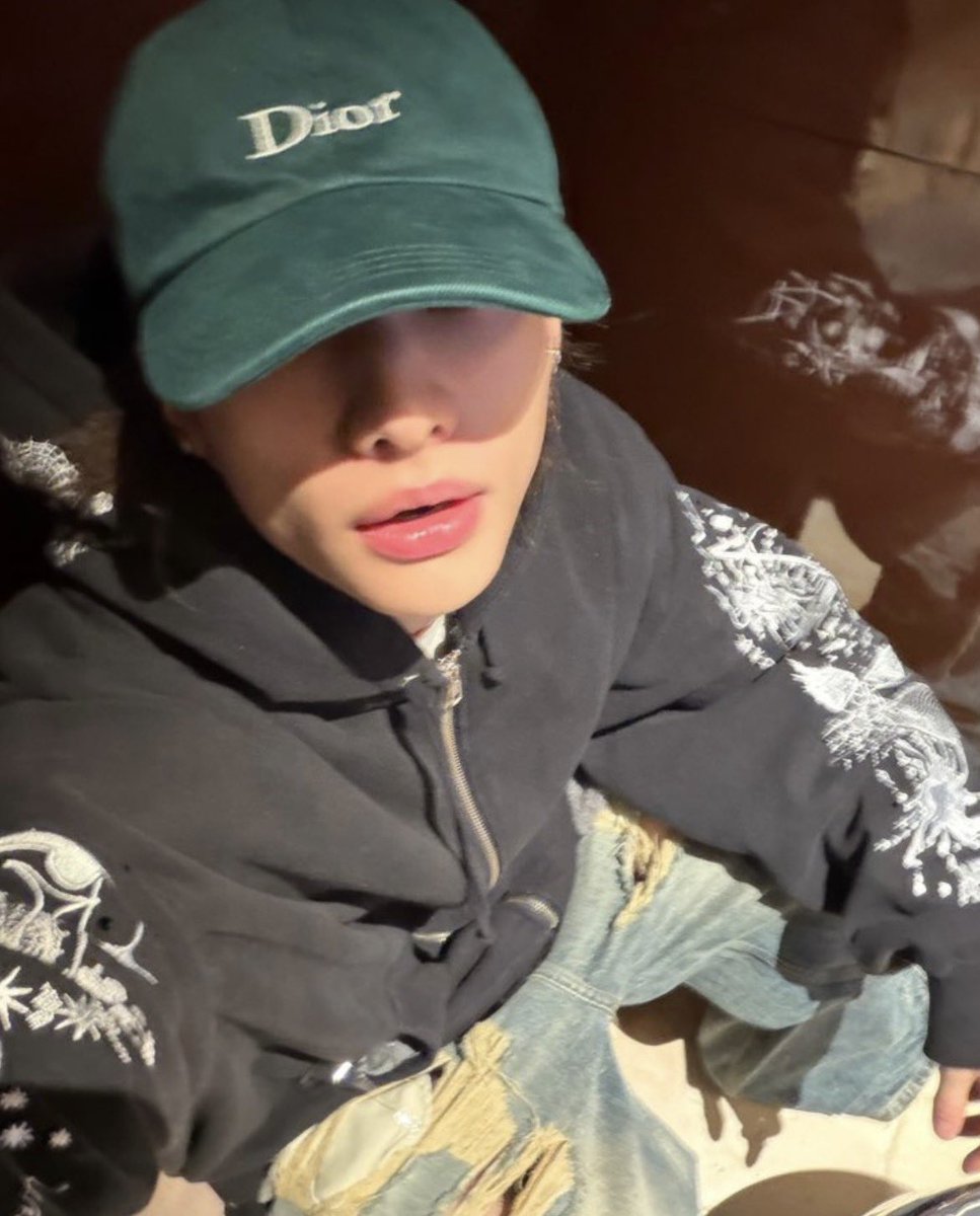 dwaekizz's tweet image. this silly ahh pose 
#stayselcaday #hyunjin #ssd #현진