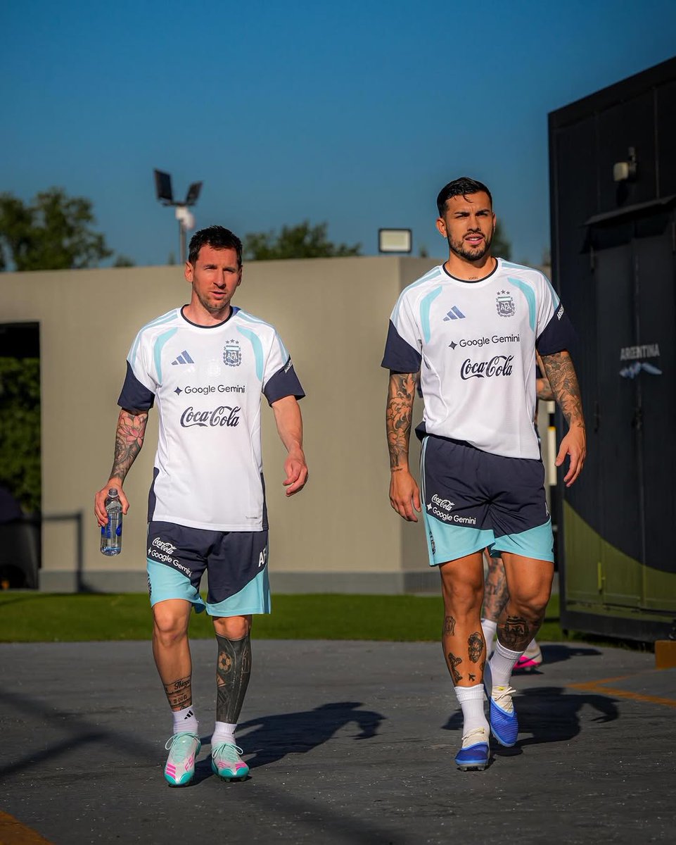 #𝟱 ⚡💙 tweet media