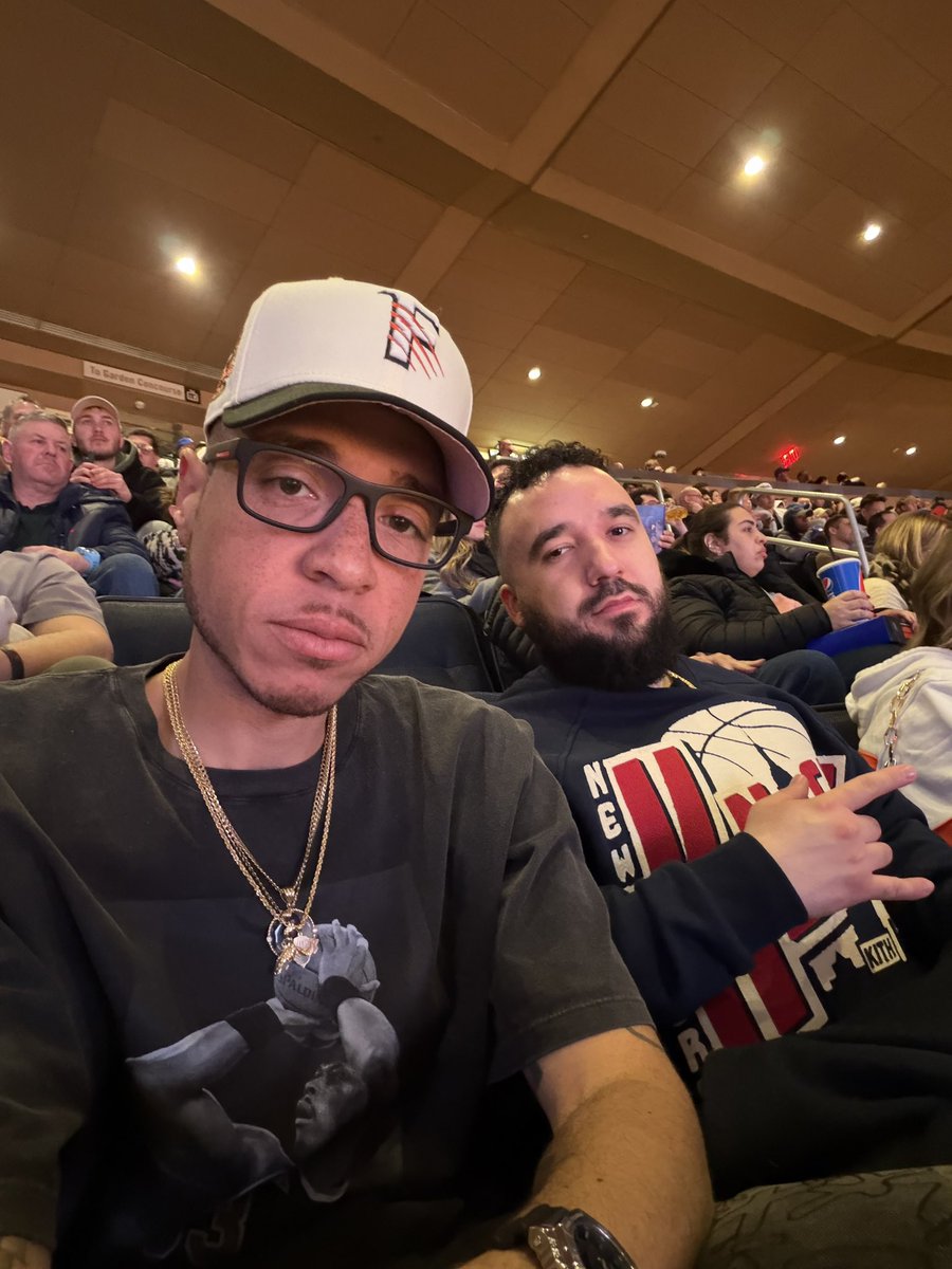 TheManWithESPN's tweet image. #StartingCapFive🔱
#PINdejos🫏
#FOTD🧢
Fresno #Grizzles🐻
Shoutout to Illest &amp;amp; Wes🧢✨
@BWoodie97 &amp;amp; @NewEraWes 
#KITH Patrick Ewing🧡
KSUBI Jeans
#KOTD👟
Shattered Backboard 1’s🏀
The Mecca Night🌇