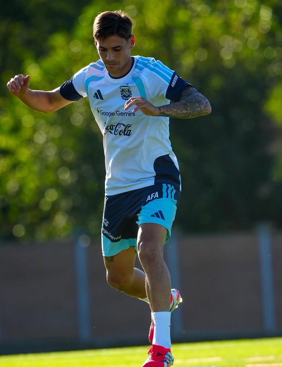 𝙈𝘼𝙓𝙄 tweet media