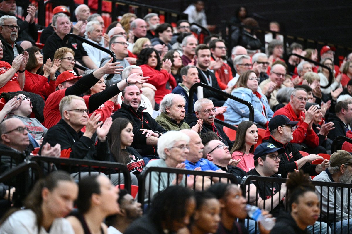 YSUsports's tweet image. Great crowd in Beeghly 📣

#GoGuins #Grit