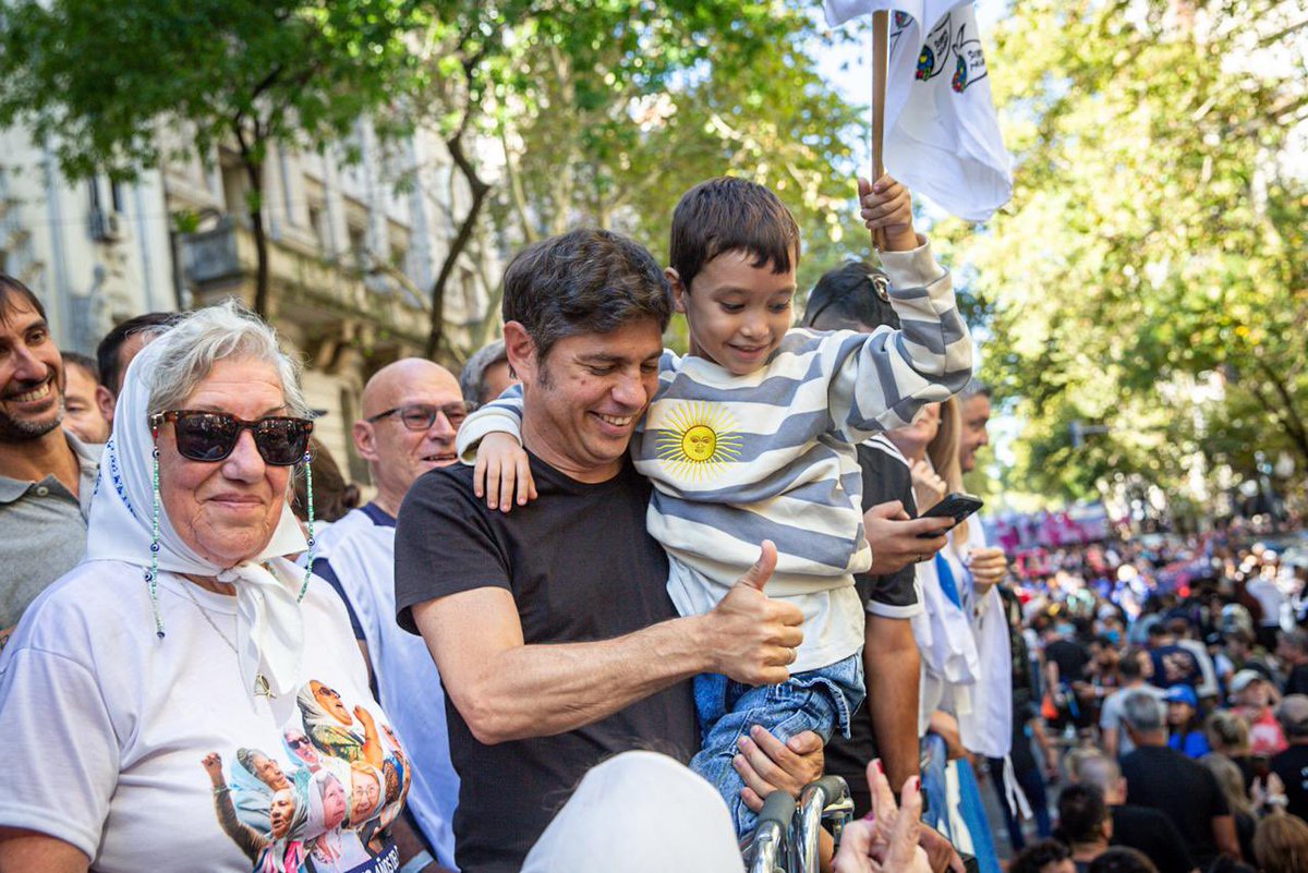 patriaeselotrok's tweet photo. ☀️🇦🇷 Participamos de la histórica marcha a Plaza de Mayo junto a las Madres y los organismos de DDHH. Una multitudinaria columna del @MOVIMIENTODAF encabezada por @kicillofok le dijo no al genocidio y al odio.
A 50 años del golpe, memoria para cuidar la democracia y defender el futuro de la Patria.