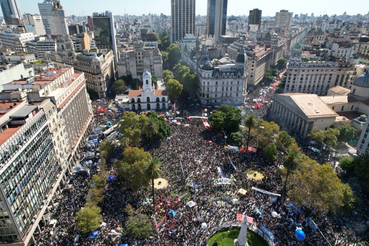 patriaeselotrok's tweet photo. ☀️🇦🇷 Participamos de la histórica marcha a Plaza de Mayo junto a las Madres y los organismos de DDHH. Una multitudinaria columna del @MOVIMIENTODAF encabezada por @kicillofok le dijo no al genocidio y al odio.
A 50 años del golpe, memoria para cuidar la democracia y defender el futuro de la Patria.