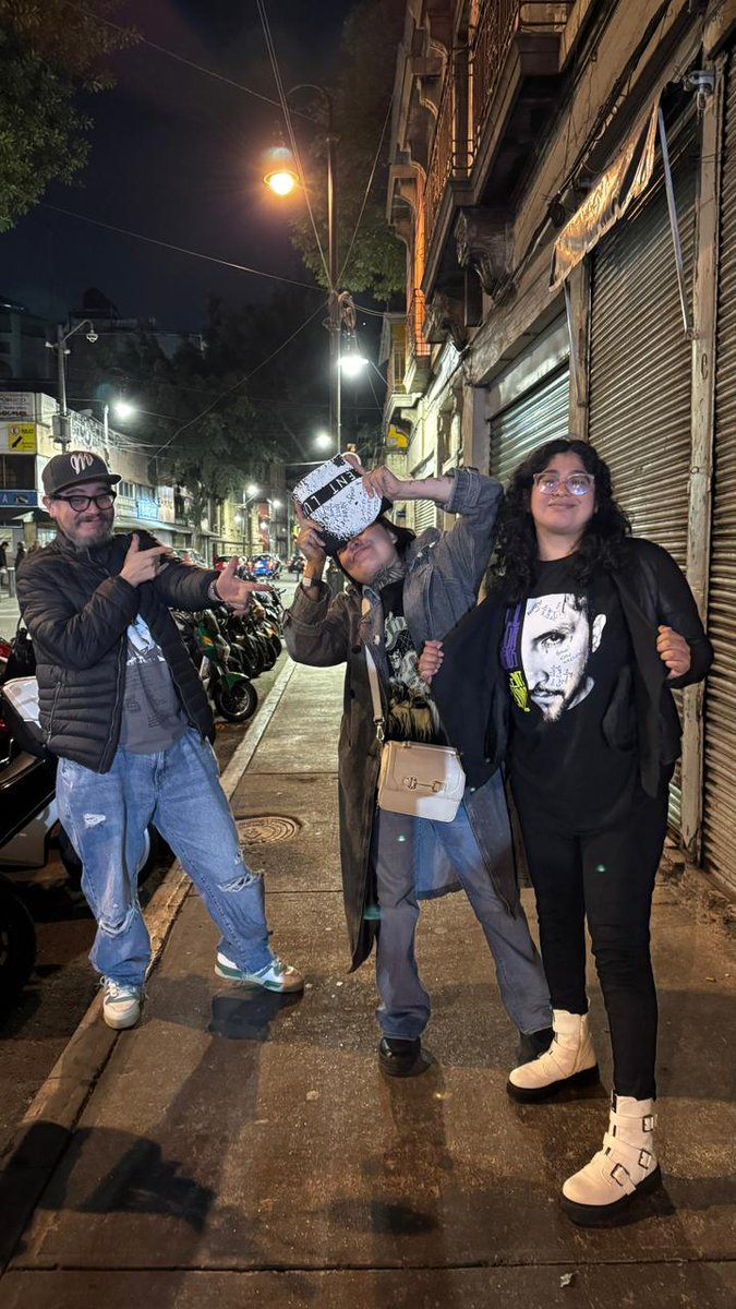 SilentLune's tweet photo. Boletos: https://t.co/QBynZEaCT7
Pasa por la mesa de merch para llevarte lo más nuevo de Silent Lune. Habrá CD's, playeras, pins.
Donceles 12, Centro Histórico, CDMX. Dobermann Centro. 7:00 PM | Cover: $100.
Invitados especiales: Marialina Alvarez Cruz + Banda Invitada. https://t.co/yNurpUYBWn