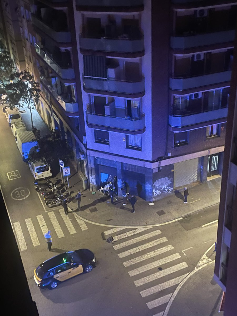 anothernica's tweet photo. Taxi impacta contra motociclistas en Hospitalet #Barcelona #NoticiasBarcelona @rtvenoticias https://t.co/8eNj1o72NX