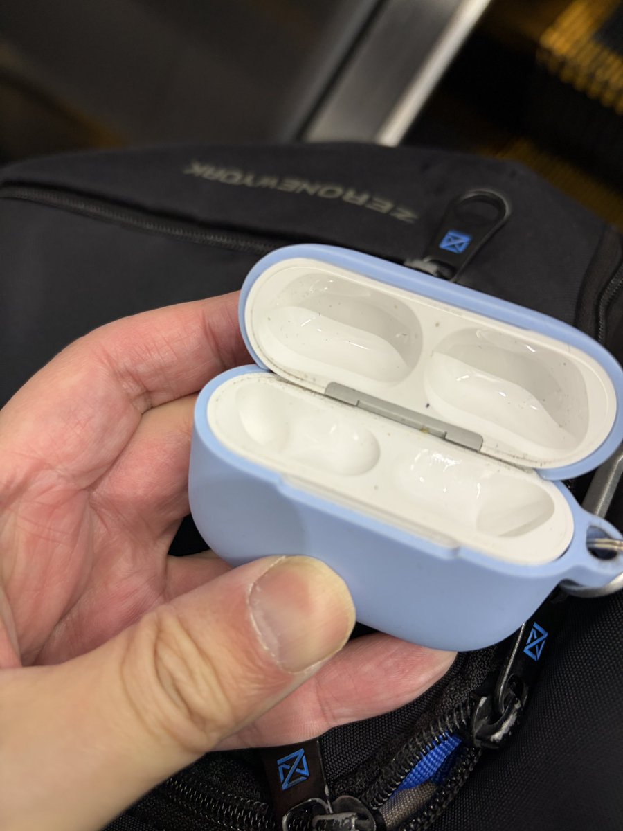 mochikenk's tweet photo. やっちまった　#airpods https://t.co/ioa83i9Jg3