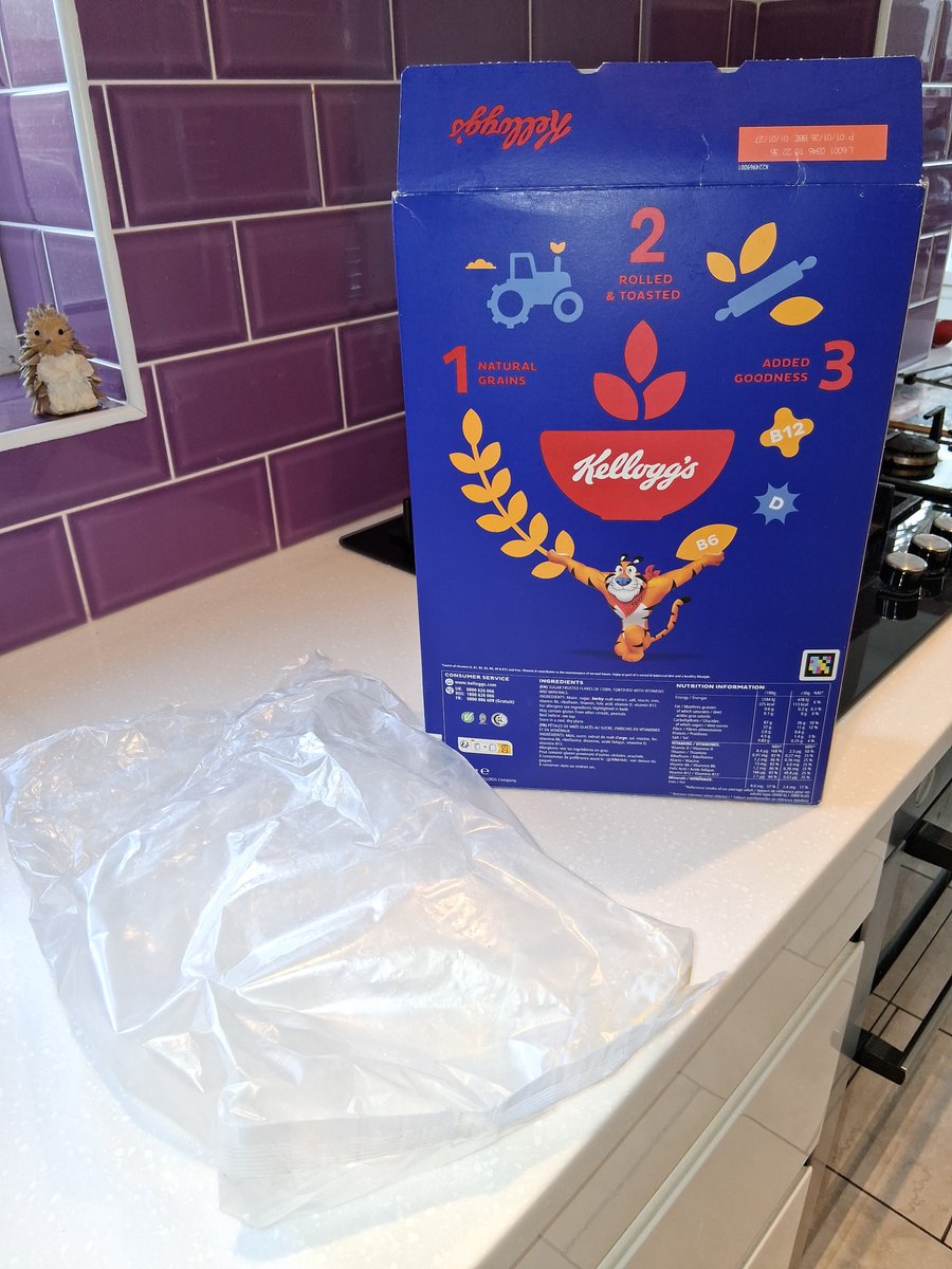 LeedsRecycles's tweet photo. If you're serious about the cereal, it's time to snap, crackle and "pop" it into your #Leeds green recycling bin🥁 ! All the packaging, both box and bag can be recycled ♻️ 👍 #GreenBin https://t.co/easu3lfWVl